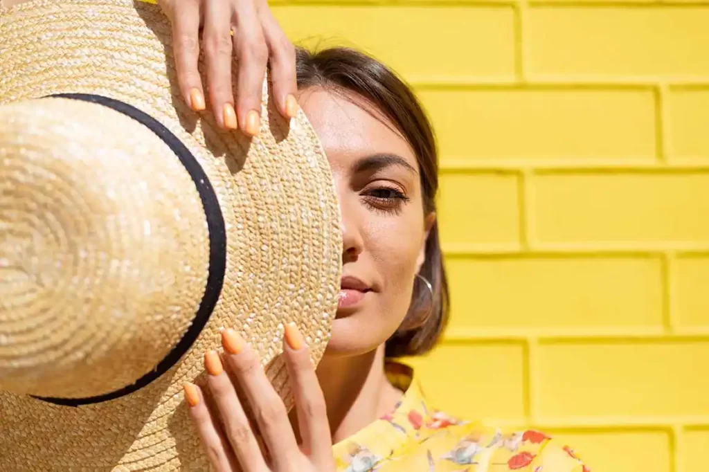 chica con sobrero en primavera cuidando su piel con farmacias farmamarket