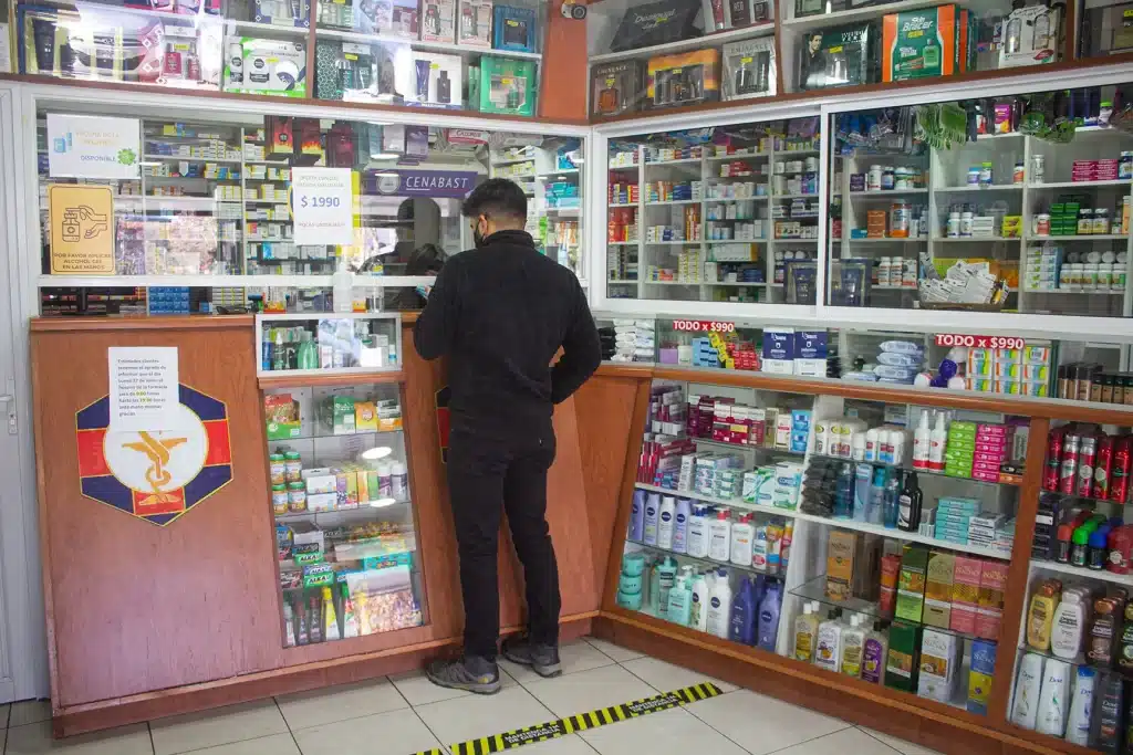 CLiente comprando medicamentos en farmacias Farmamarket Isla de Maipo