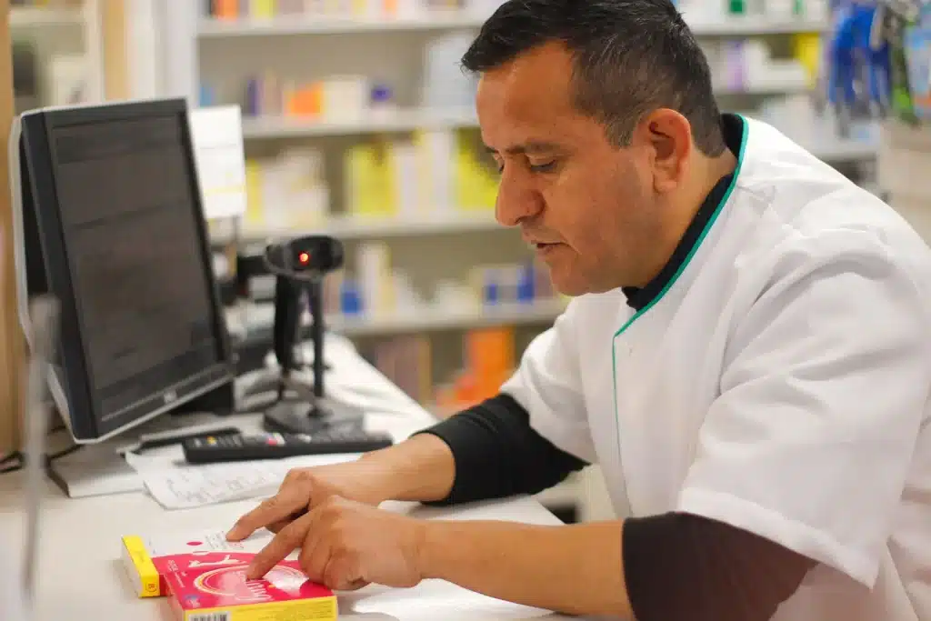 Auxiliar dando orientación de un medicamento a nuestros clientes